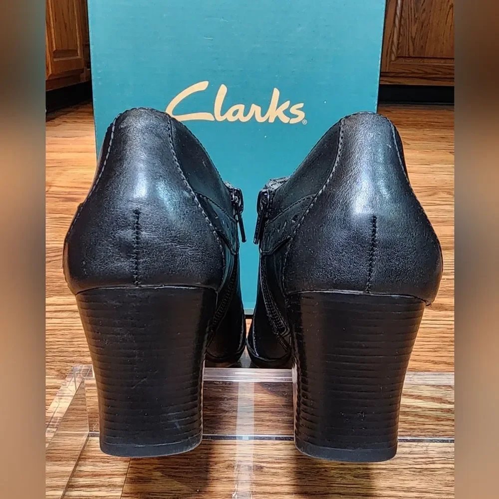 Clarks Women's Size 7.5M Black Leather Block Heel Zipper Bootie Boots